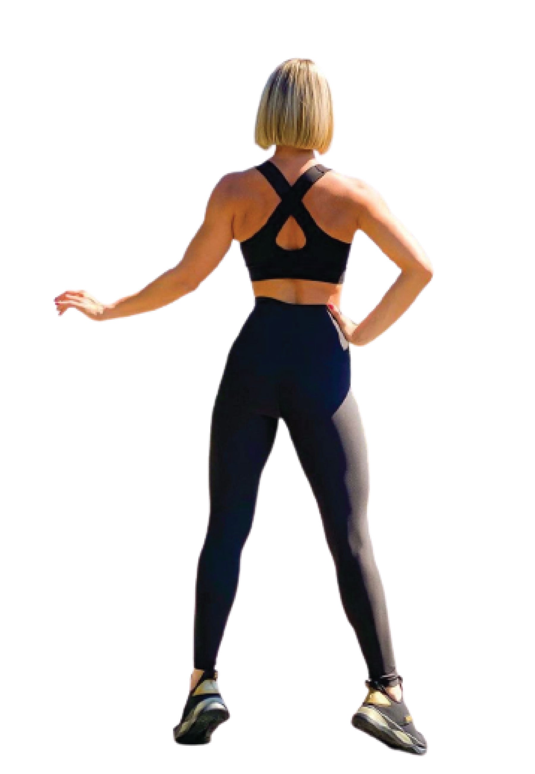 Selbstbewusste Person trägt einen 101 Single Crossed Sport Bra in Schwarz von Lismina vor weißem Hintergrund.